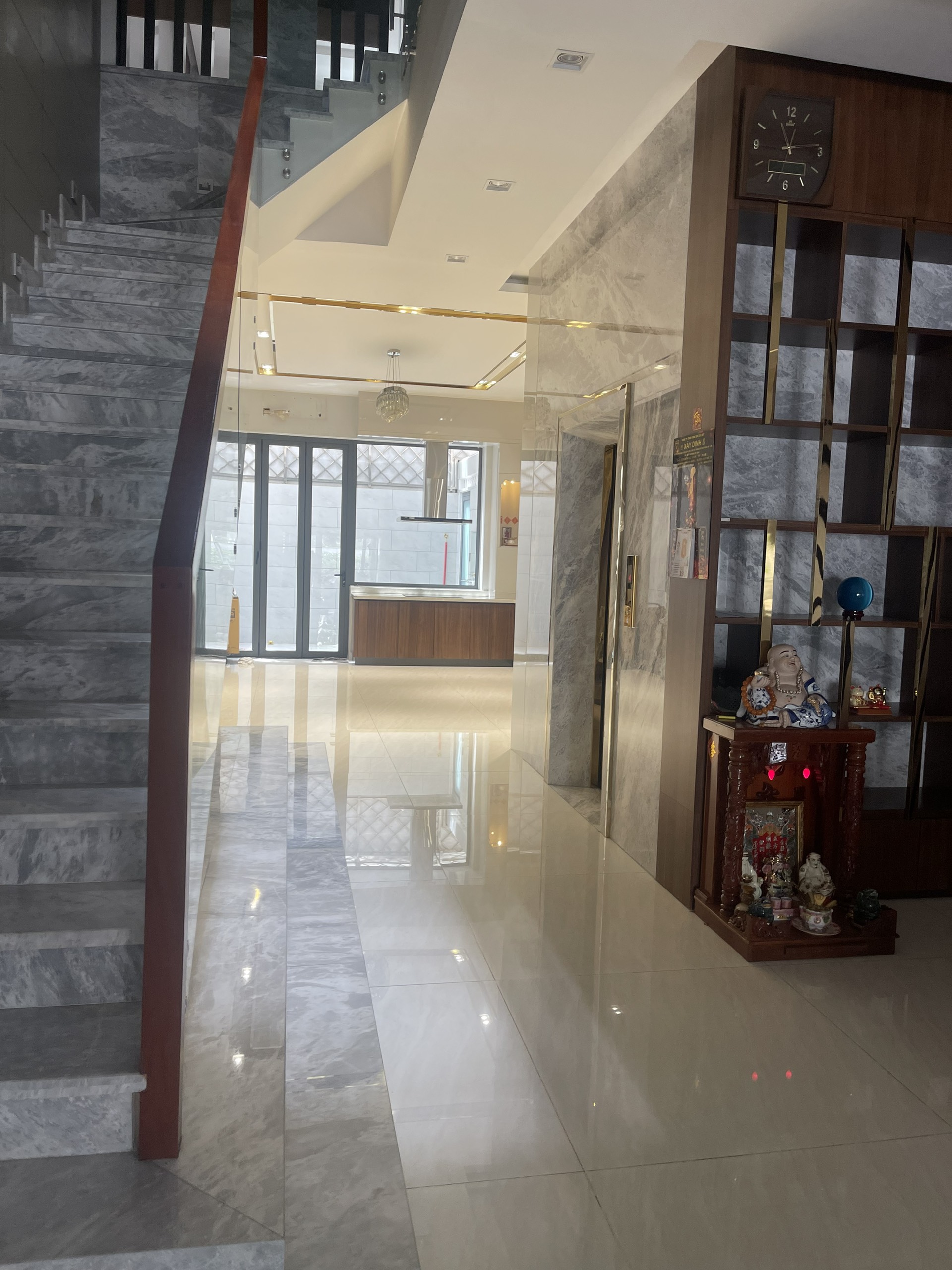 💥Siêu phẩm nhà phố Cityland thương mại khu tiện ích Cityland Gò Vấp có thang máy Chỉ 23 tỷ 💥Địa chỉ số 18 Phan Văn Trị, P10, GòVấp gần Lotte Mart Nguyễn Văn Lượng 🔹Kết cấu 5 tầng và thang máy không gian sống tiện nghi và sang trọng. 🔹Diện tích 5 x 20m, diện tích sử dụng 460m2, 🔹6 phòng ngủ và 5 phòng vệ sinh 🔹Lề rộng và không gian đỗ xe thoải mái 🔹Vị trí đắc địa nằm trên mặt tiền đường khu vực tiện ích chung của toàn dự án, lối vào khu vực hồ bơi và công viên. Mật độ cư dân qua lại luôn đông đúc nhất khu vực 🌿Vài bước chân là đến siêu thị Lotte Mart, trường học quốc tế Việt Úc, Vincom, ngân hàng và cửa hàng ăn uống, mua sắm. 🌿Di chuyển đến trung tâm Thành Phố, sân bay Tân Sơn Nhất, bến xe Miền Đông/TP Thủ Đức dễ dàng. Không chỉ vậy, an ninh bảo vệ 24/24, công viên cây xanh tươi mát, hồ bơi và phòng Gym. ☎Ngoài ra : là cư dân lâu năm tại đây tôi được ký gửi nhiều căn hộ cho thuê và bán - căn đẹp, giá tốt nhất thị trường : 1pn, 2pn, 3pn, shophouse, nhà thương mại, căn hộ sân vườn ☎liên hệ ngày để được báo giá đầy đủ ko phát sinh bất cứ chi phí nào khác ☎Liên hệ Số điện thoại 0977 954. 529 (ZaloViber) - Nguyên Vũ